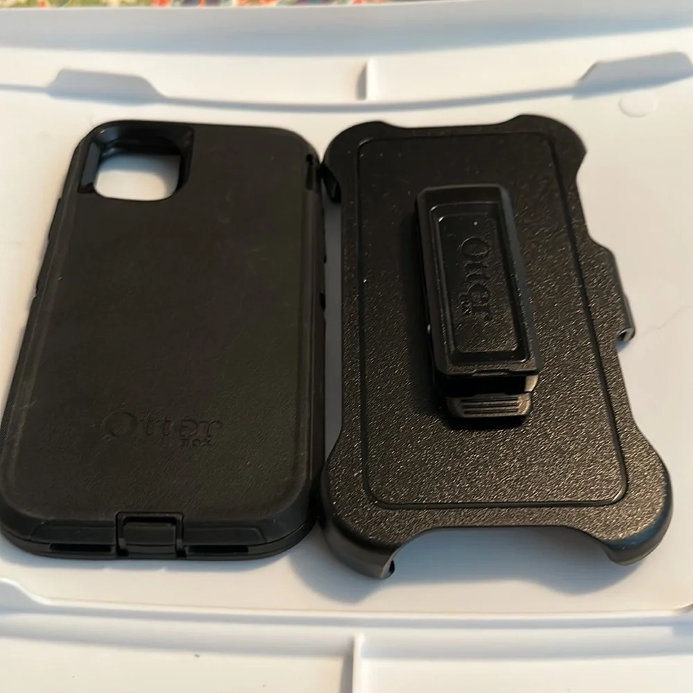 iPhone 11 black OtterBox with Clip. Great! Condition iPhone 11 only.